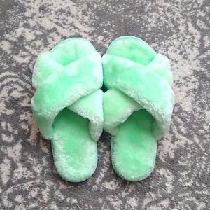 Women's size 9/10 furry bright green slippers